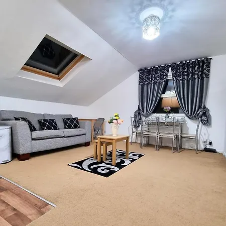 F15Gh - Stylish Home With Garden And Parking